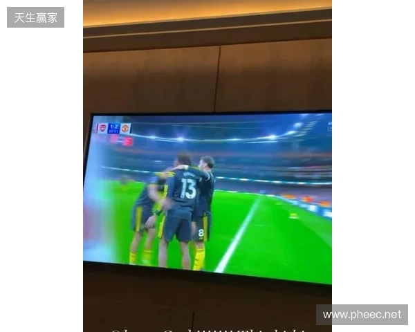 齐尔克泽晒在家看直播照片：我的天哪！！多古太牛了！